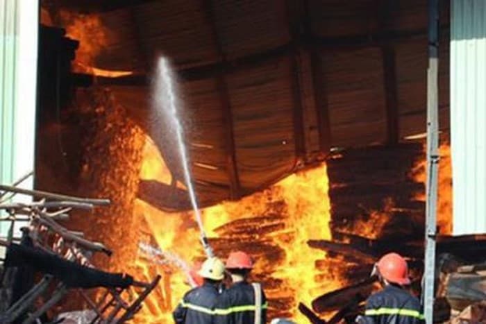 TP Hồ Chí Minh: Cháy lớn tại kho đồ gỗ trên đường Trường Chinh