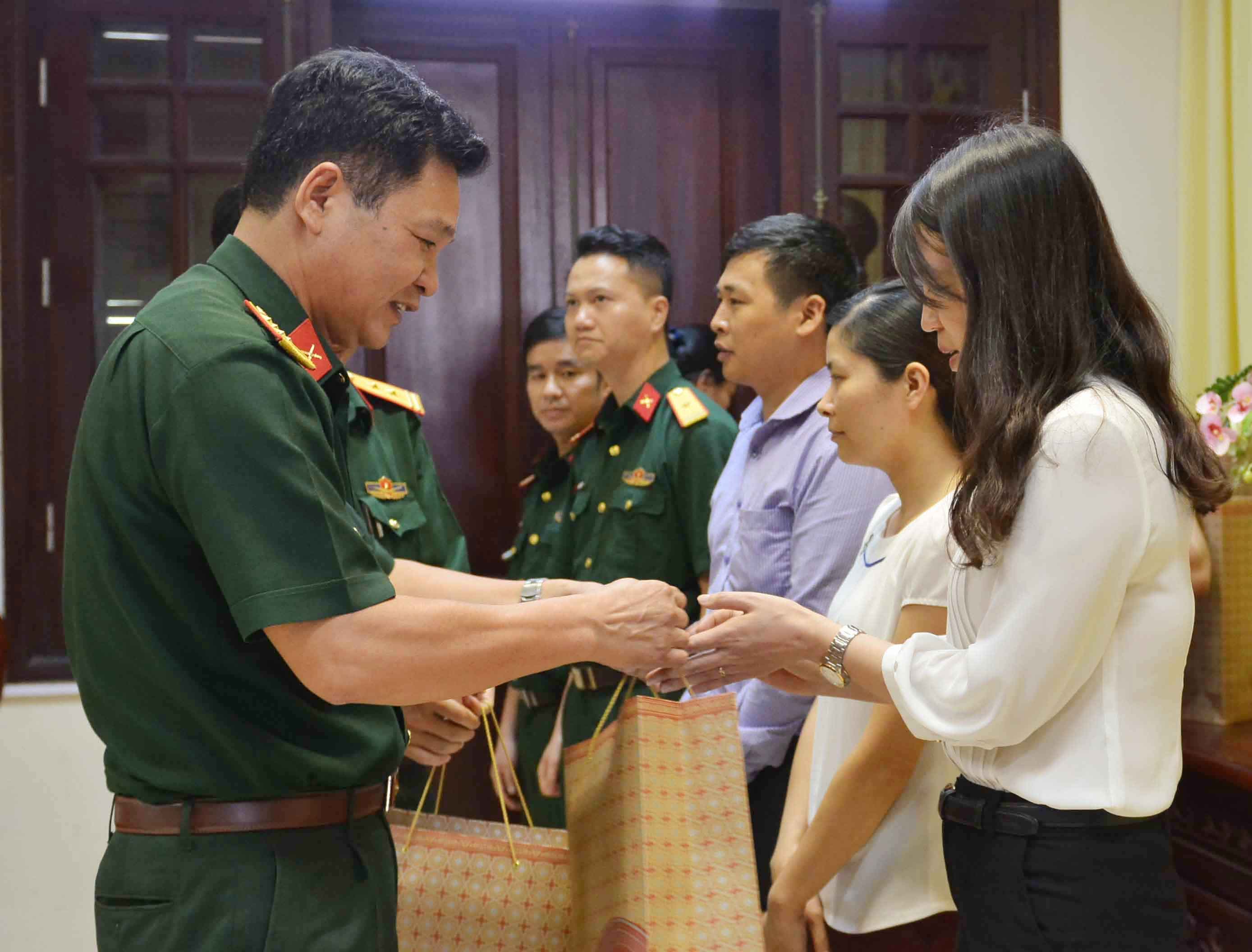 Cục Chính trị, Bộ Tổng Tham mưu tặng quà đoàn viên công đoàn