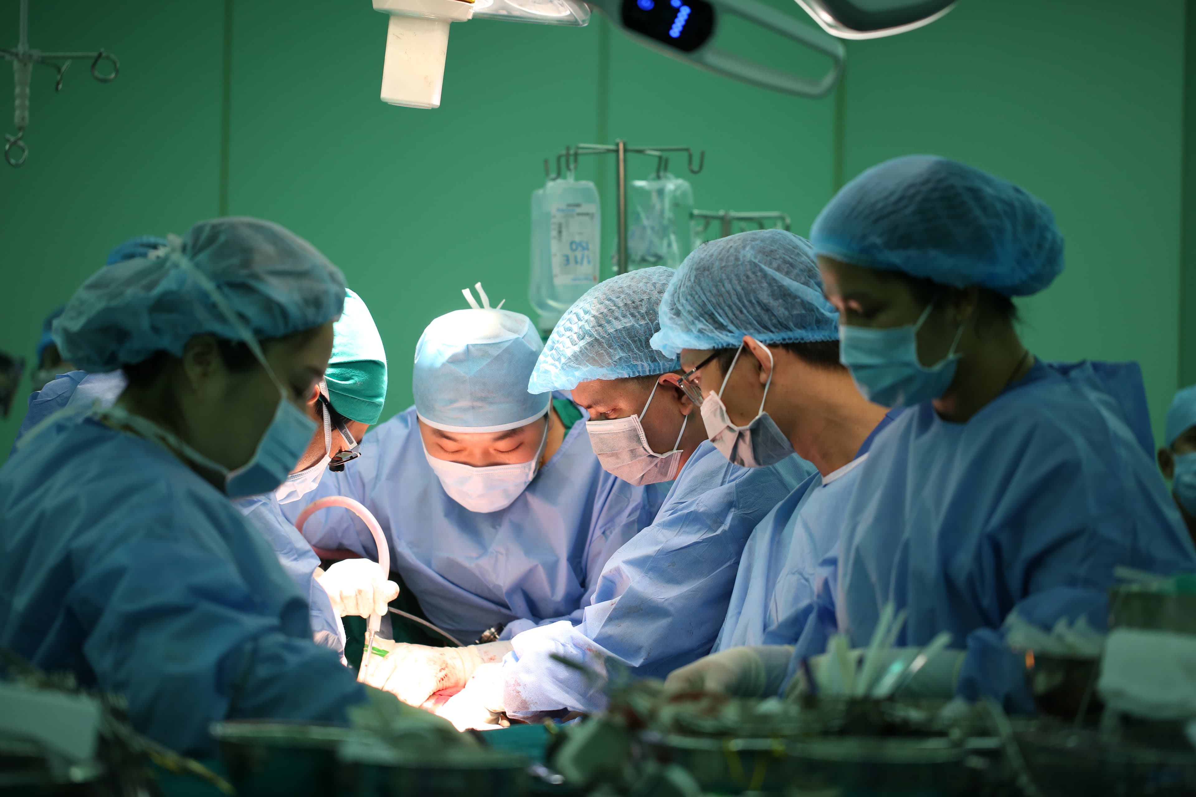 Thực hiện thành công ca ghép gan đầu tiên từ người cho sống