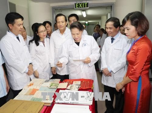 Chủ tịch Quốc hội thăm và làm việc với Trung tâm Lưu trữ quốc gia III