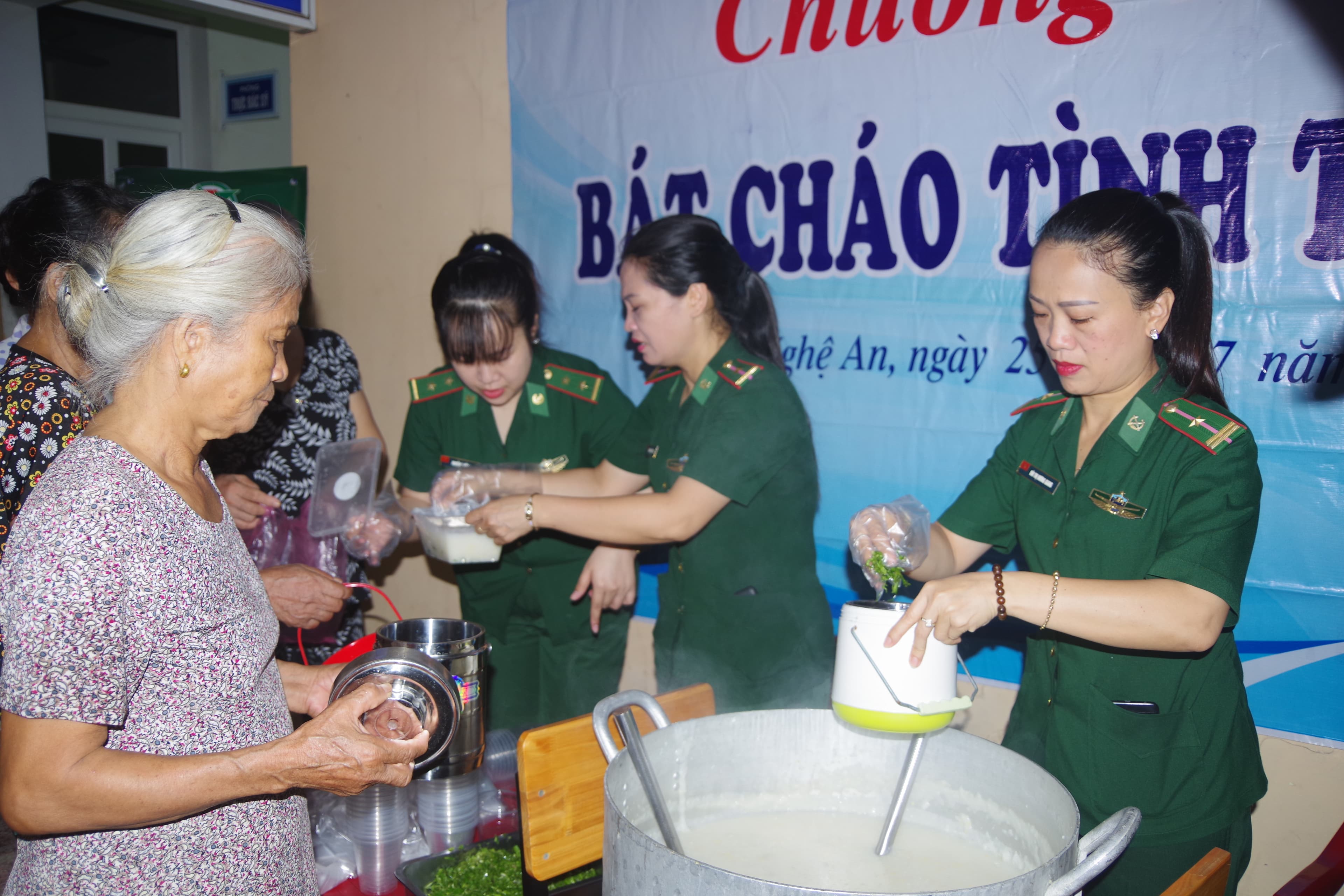 300 bát cháo tình thương đến với bệnh nhân nghèo ở Nghệ An