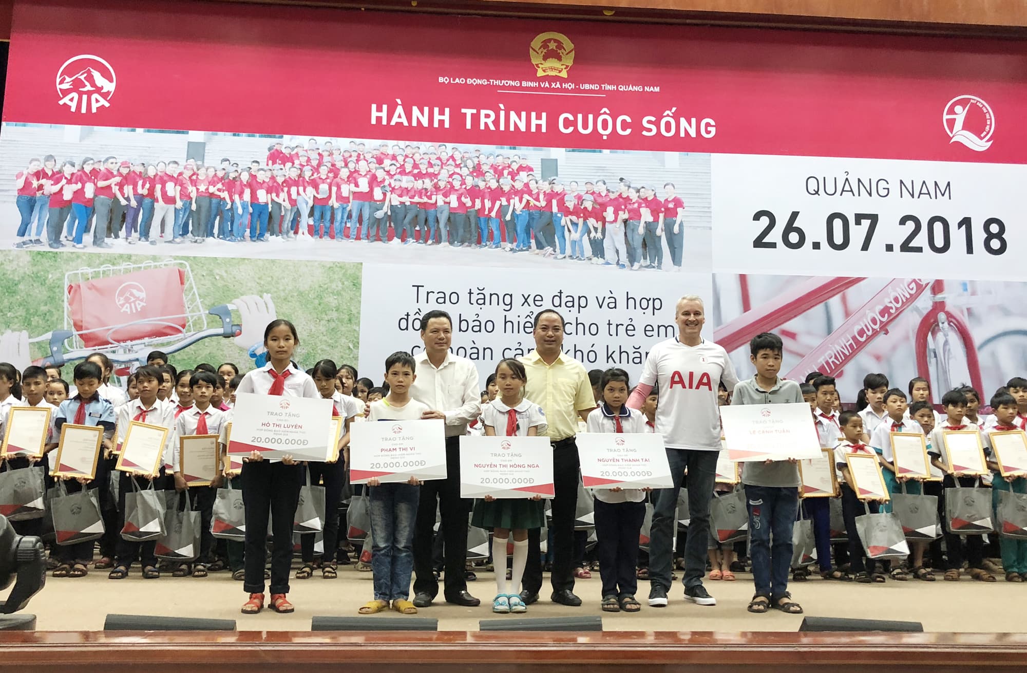 Trao tặng xe đạp, hợp đồng bảo hiểm nhân thọ cho trẻ em Quảng Nam