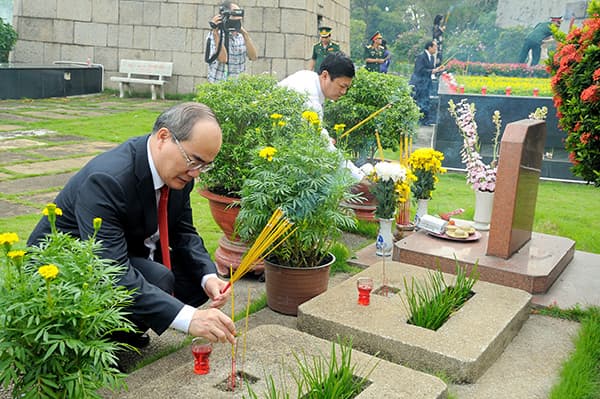 Lãnh đạo TP Hồ Chí Minh viếng, dâng hương tưởng nhớ các anh hùng liệt sĩ
