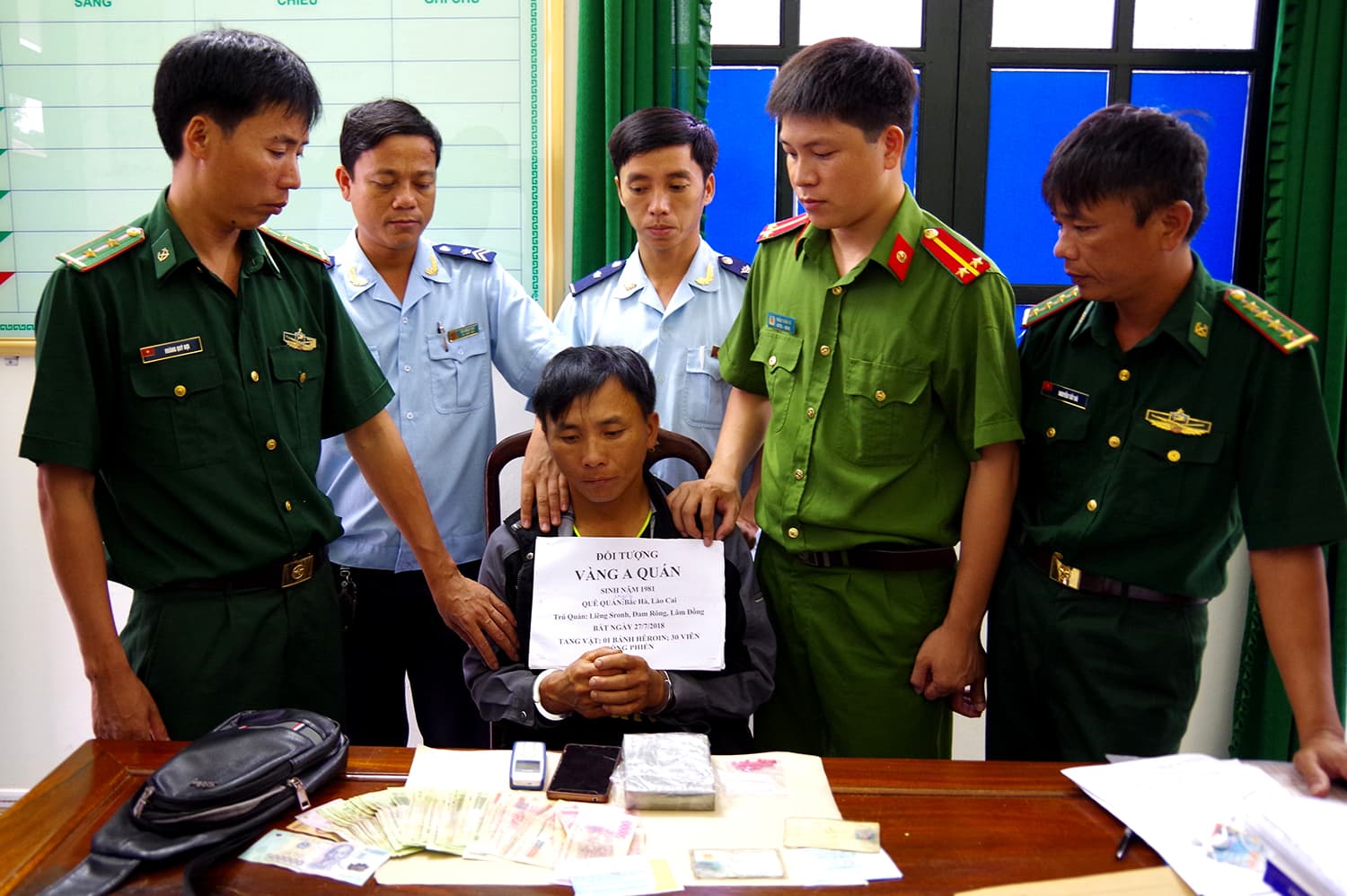 Bắt đối tượng vận chuyển hêrôin và ma túy tổng hợp