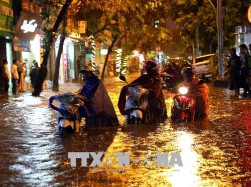 Hà Nội: Mưa lớn gây ngập úng và tắc nghẽn giao thông nghiêm trọng ở nội đô