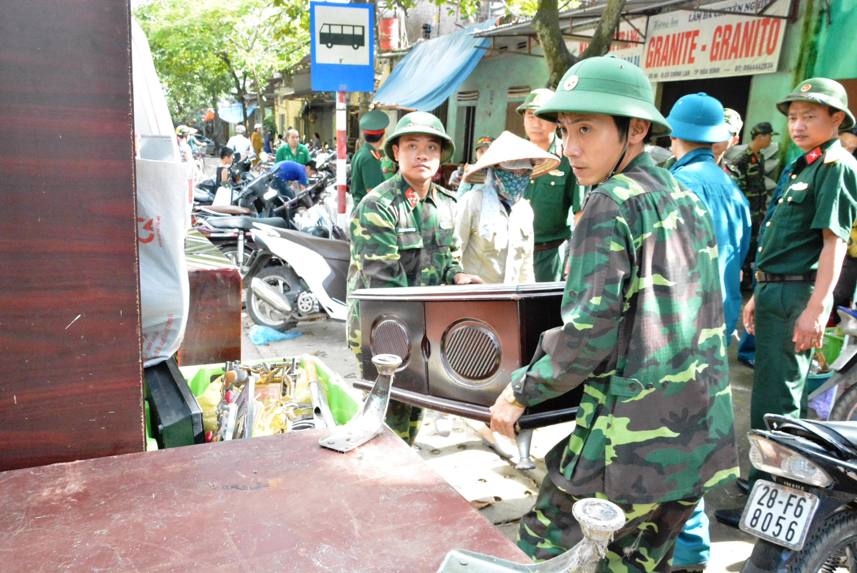 Bộ đội giúp dân ở nơi xung yếu nhất
