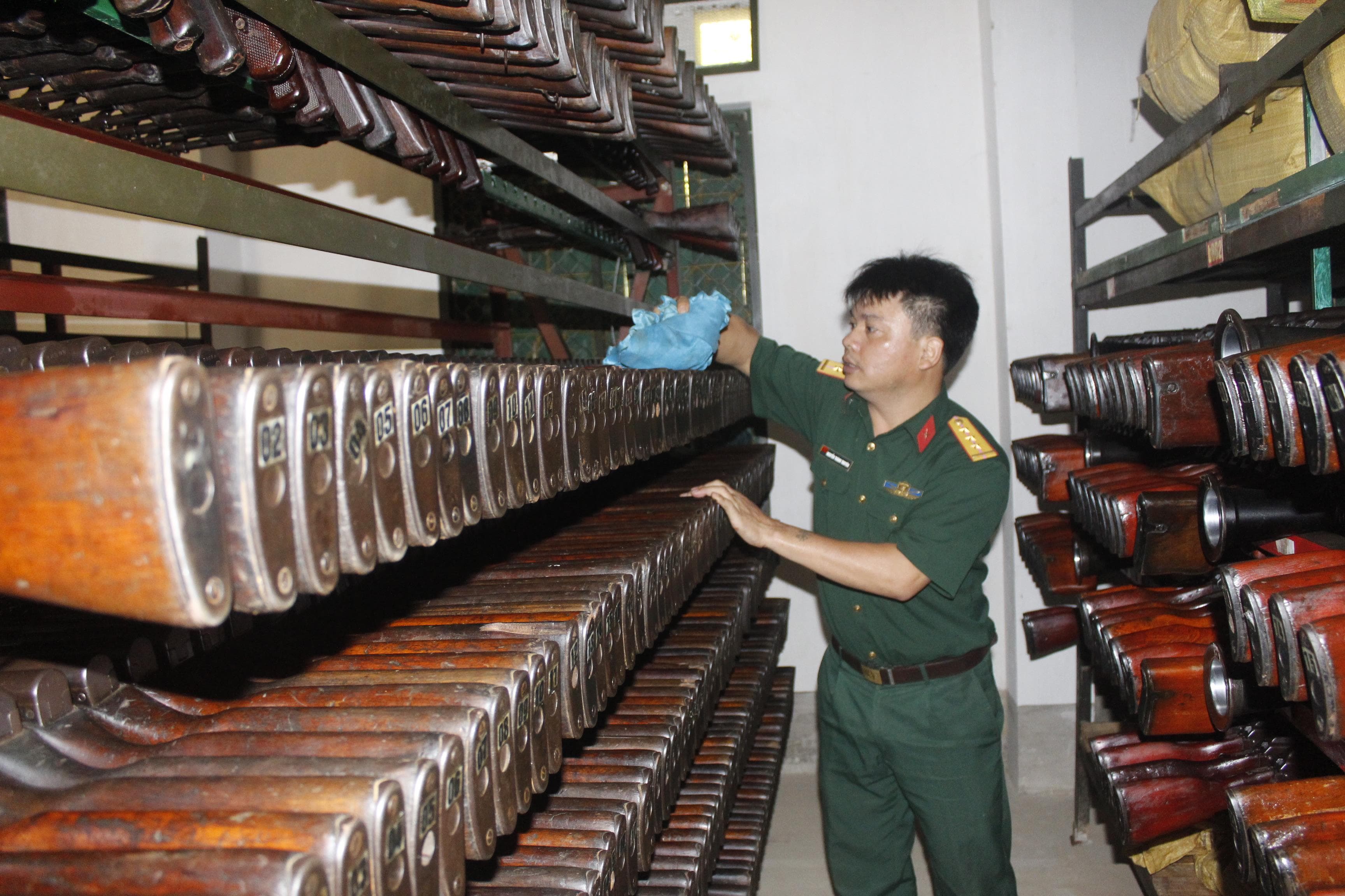 Nhân viên quân khí say nghề