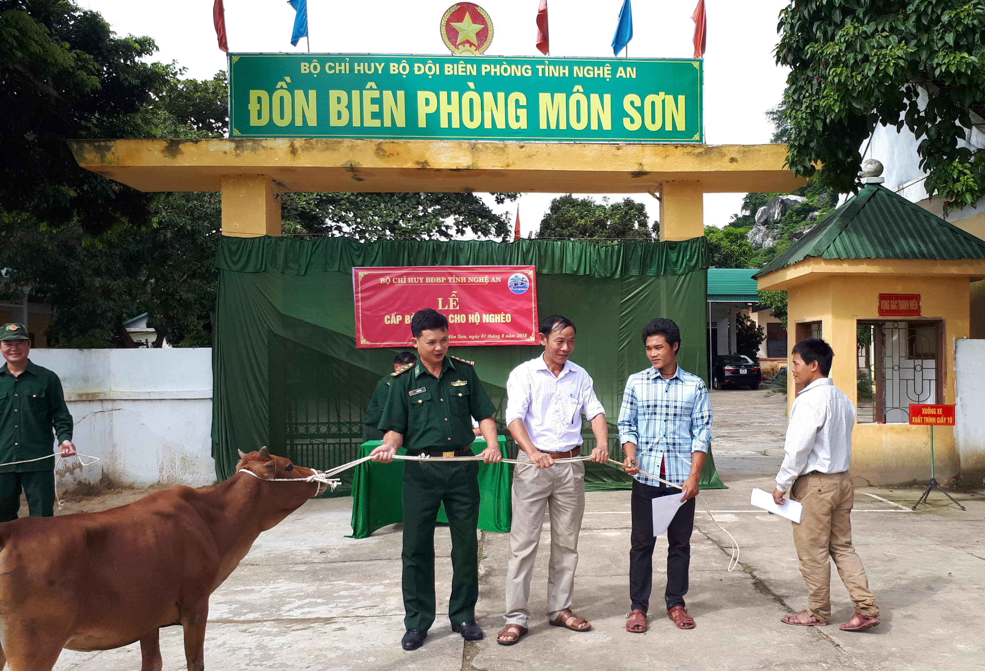Bộ chỉ huy BĐBP tỉnh Nghệ An tặng bò giống các hộ nghèo xã Môn Sơn