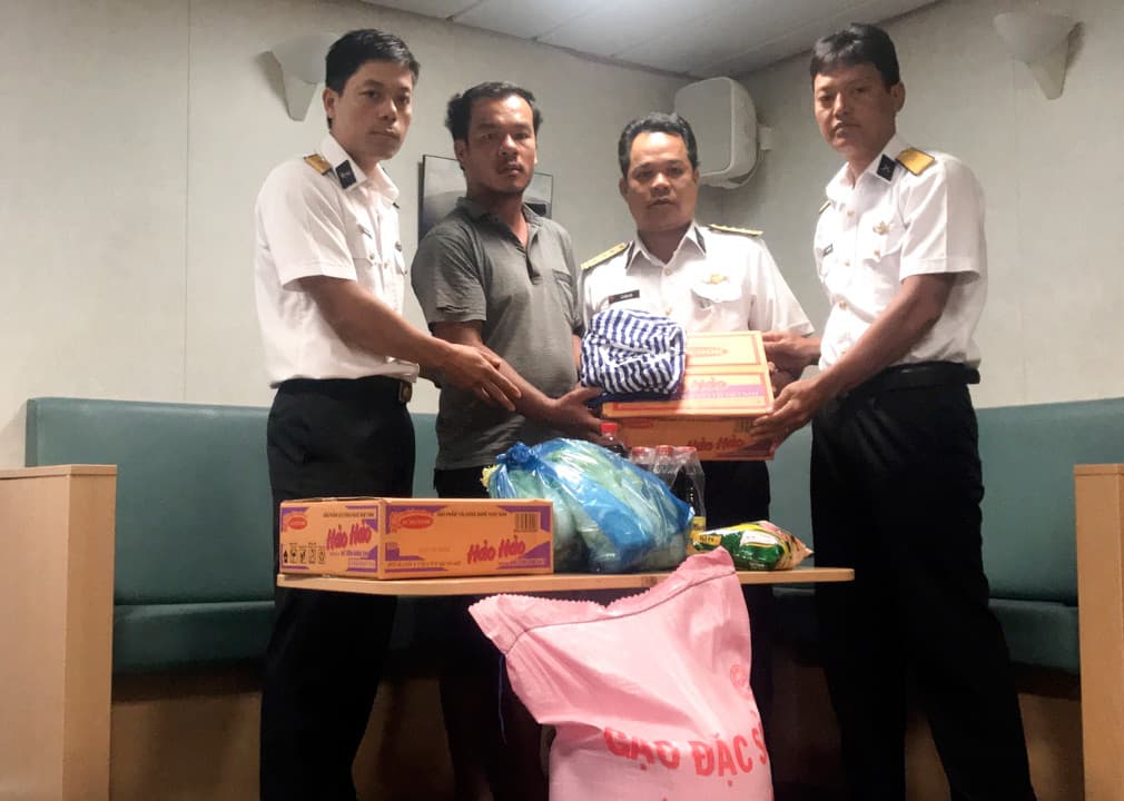 Hỗ trợ 6 ngư dân bị nạn ở khu vực biển Trường Sa