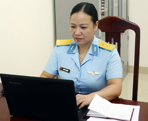 Nữ nhà báo xông xáo
