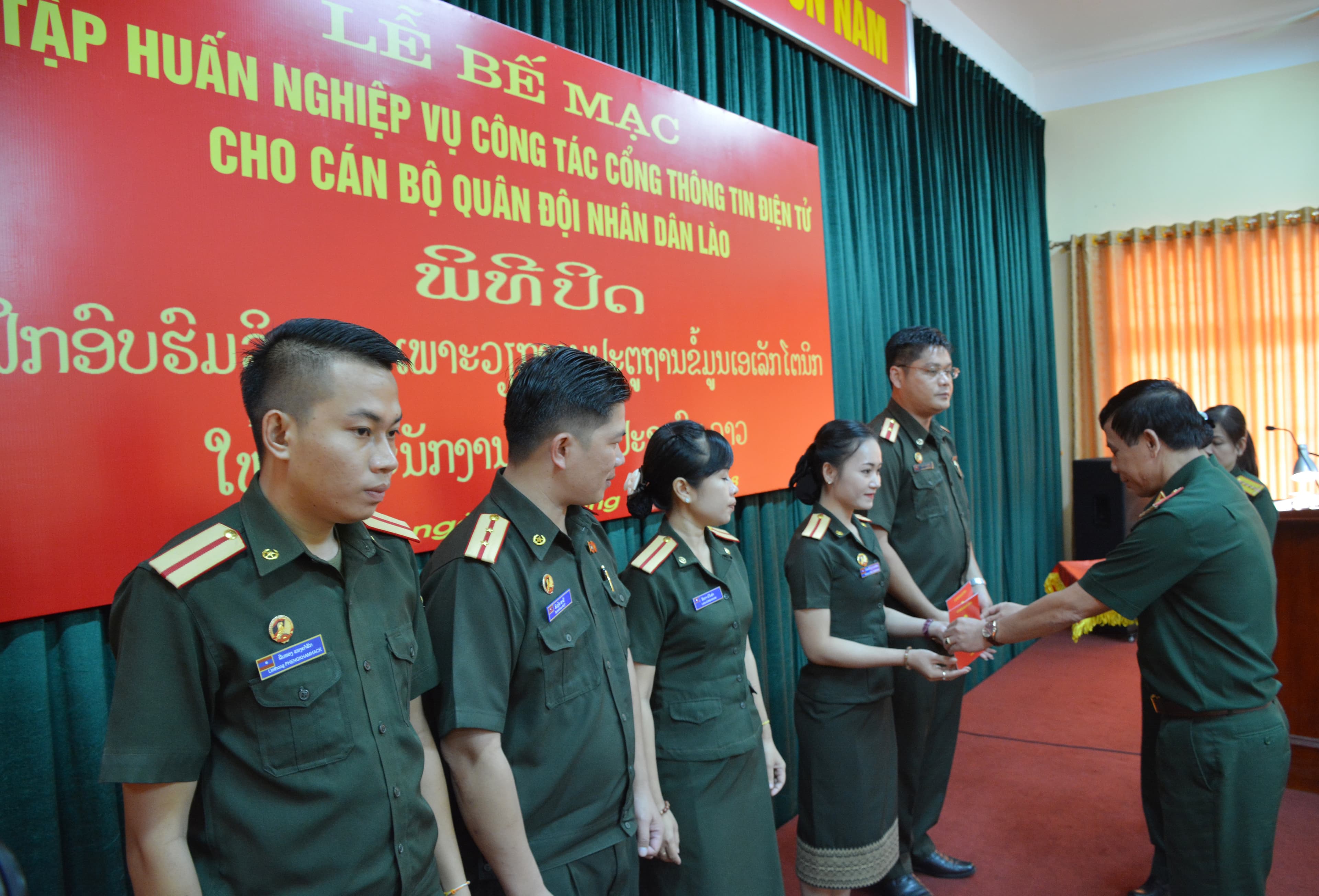 Bế mạc tập huấn nghiệp vụ về thông tin điện tử cho Quân đội nhân dân Lào