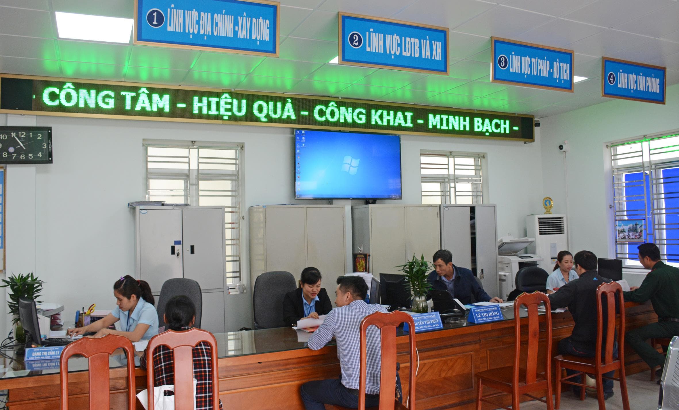 Để cán bộ cấp xã thực sự là công bộc của dân