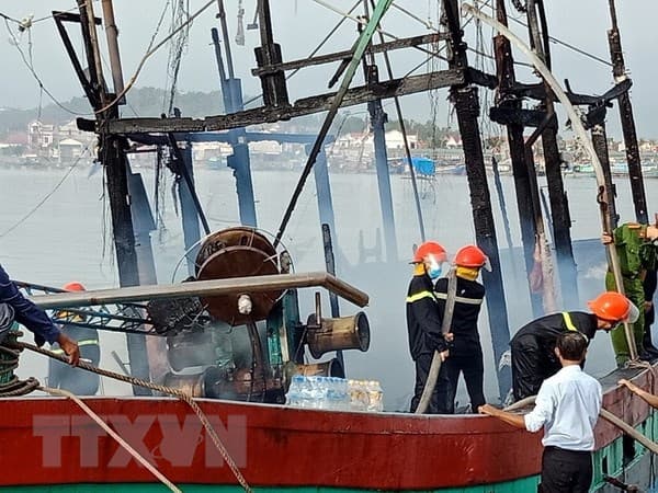 Nghệ An: Vụ cháy tàu cá gây thiệt hại trên 10 tỷ đồng