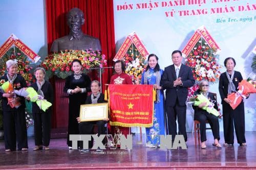 Chủ tịch Quốc hội Nguyễn Thị Kim Ngân trao danh hiệu Anh hùng LLVT nhân dân tặng Đội quân tóc dài Bến Tre