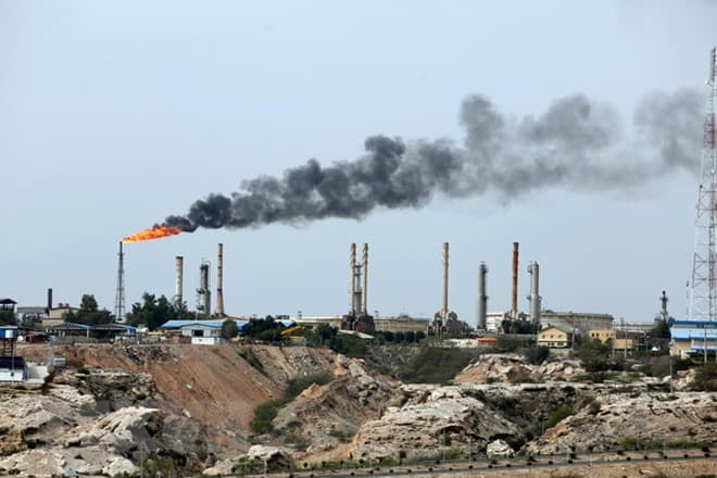 Vòng luẩn quẩn bên eo biển Hormuz