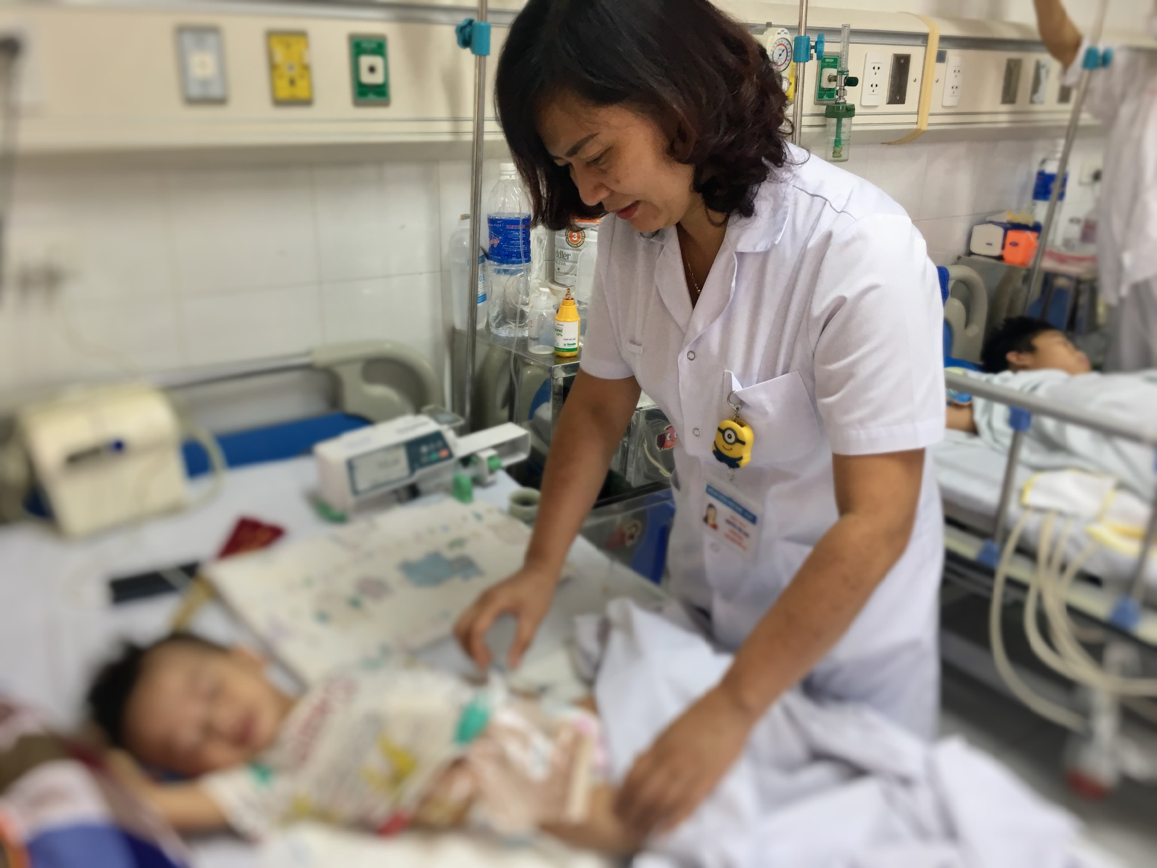 Bệnh viện Việt Đức cứu sống một bệnh nhân nhi nhiễm ấu trùng giun từ chó mèo