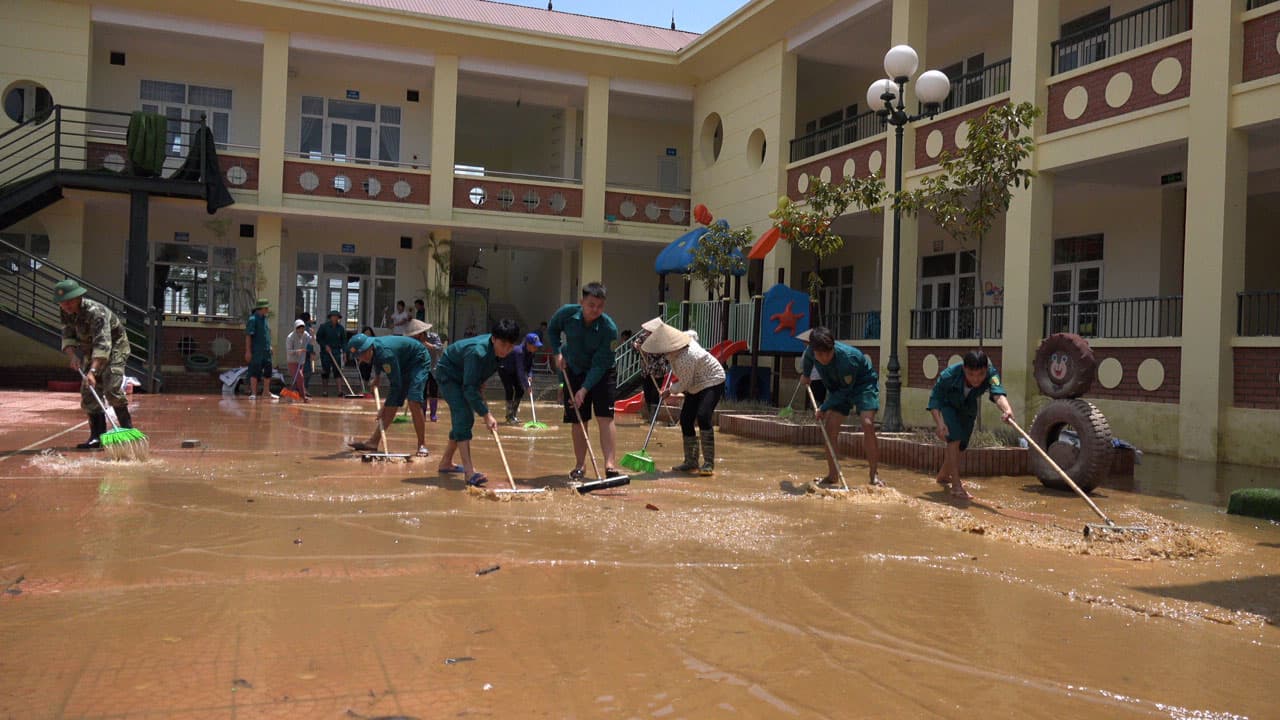 Giúp dân làm sạch xóm làng