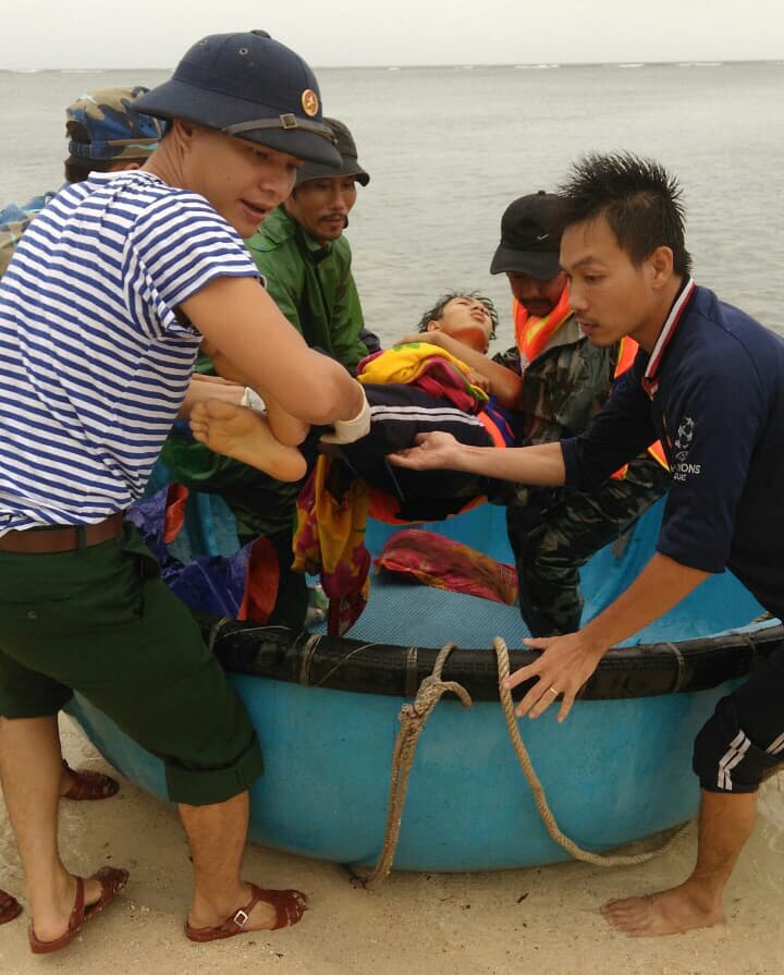 Quân y đảo Sơn Ca cấp cứu thành công ngư dân bị tai nạn nặng trên biển