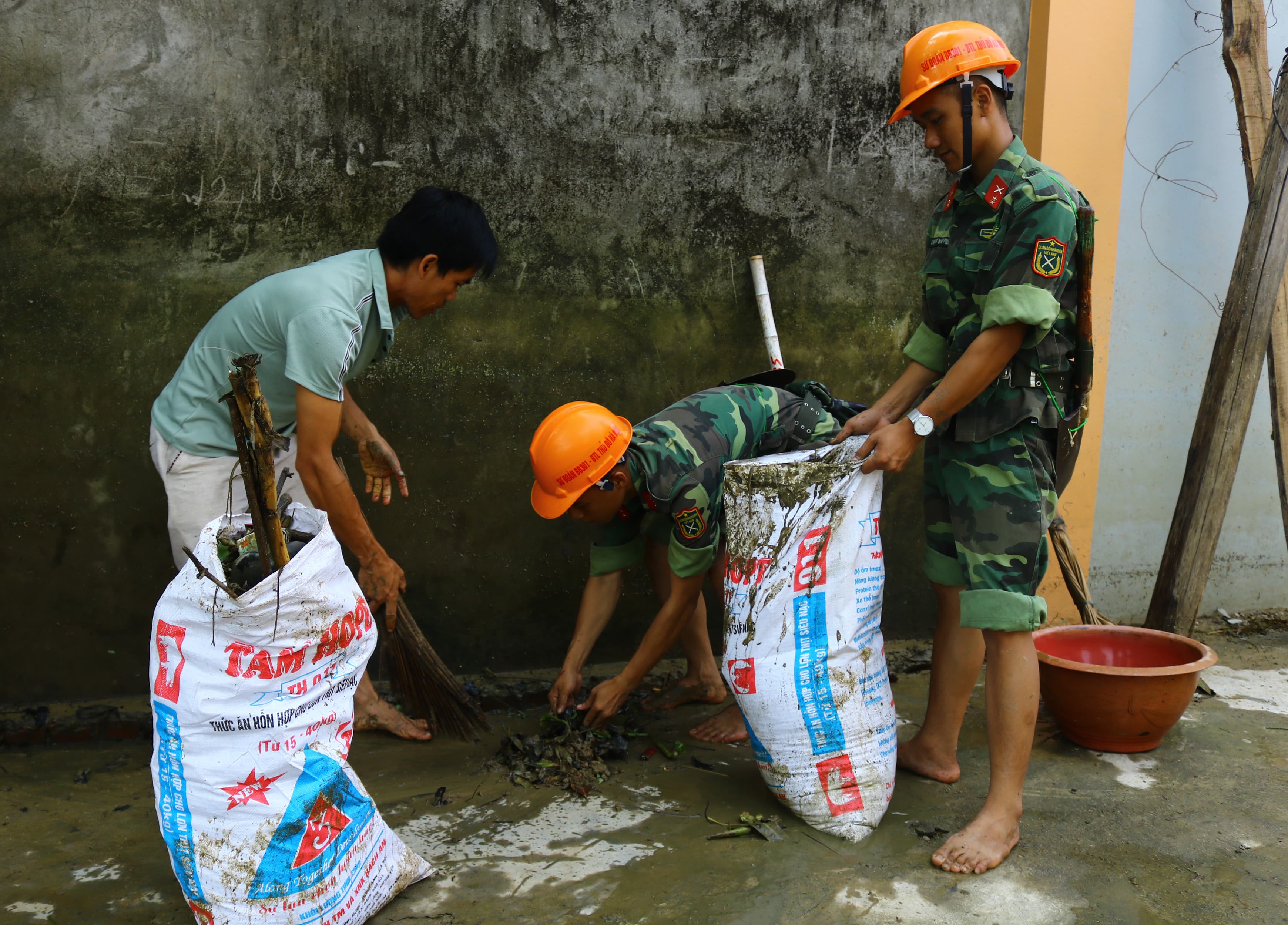 Bộ đội về ngõ sạch, làng quang