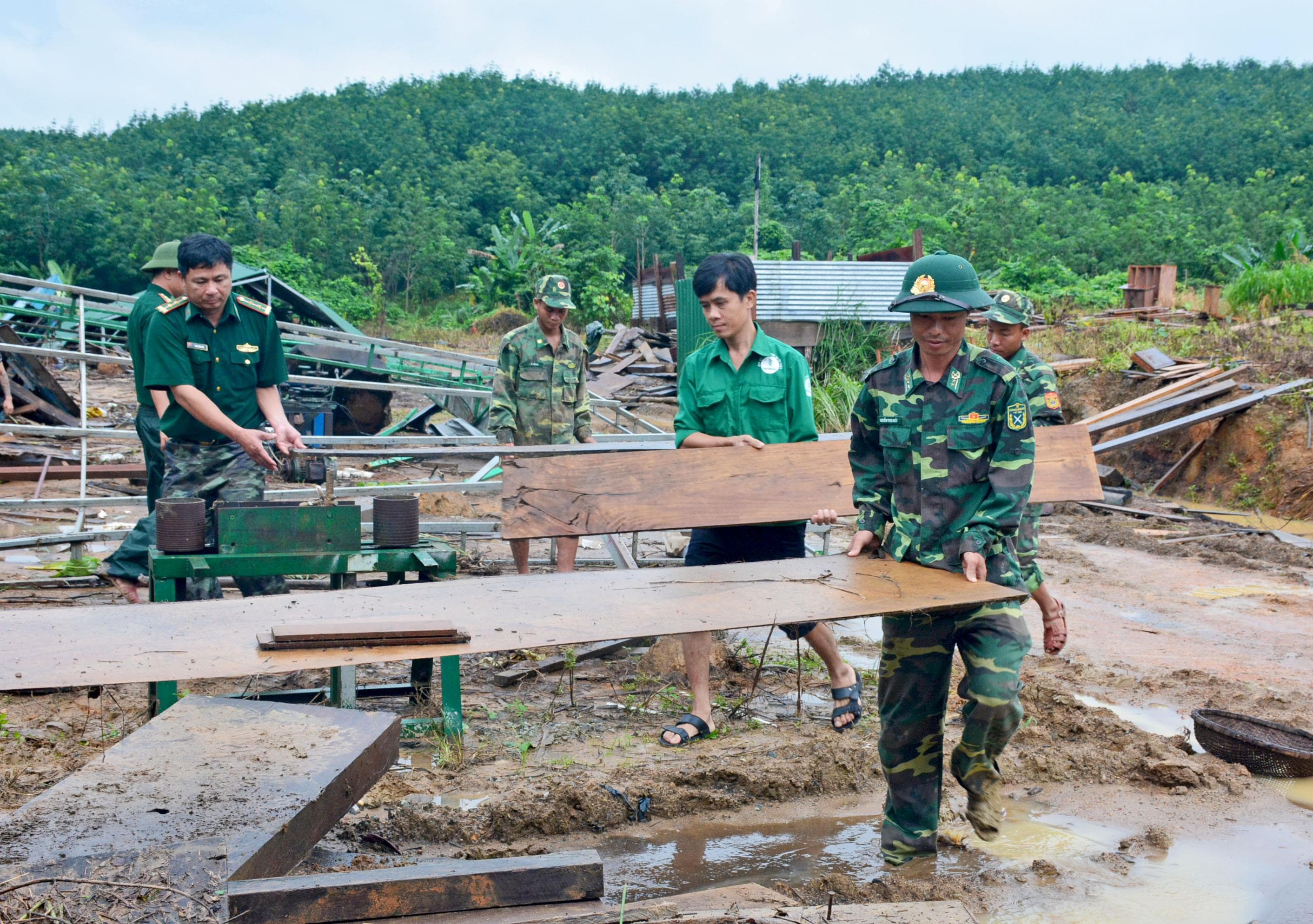 Giúp dân ổn định cuộc sống sau lũ quét