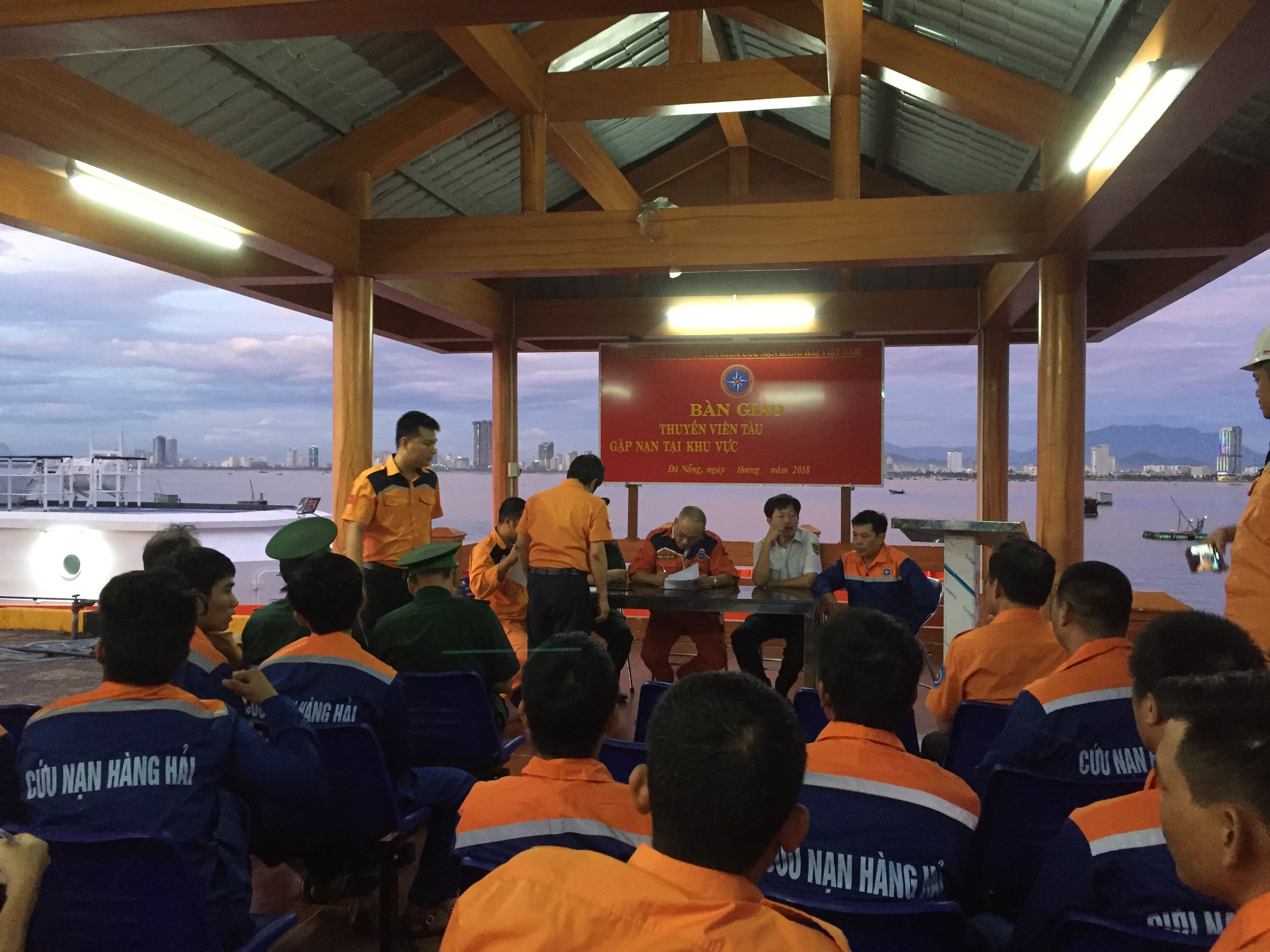 Cứu sống 11 thuyền viên tàu Hải Hà 38 bị chìm trên biển