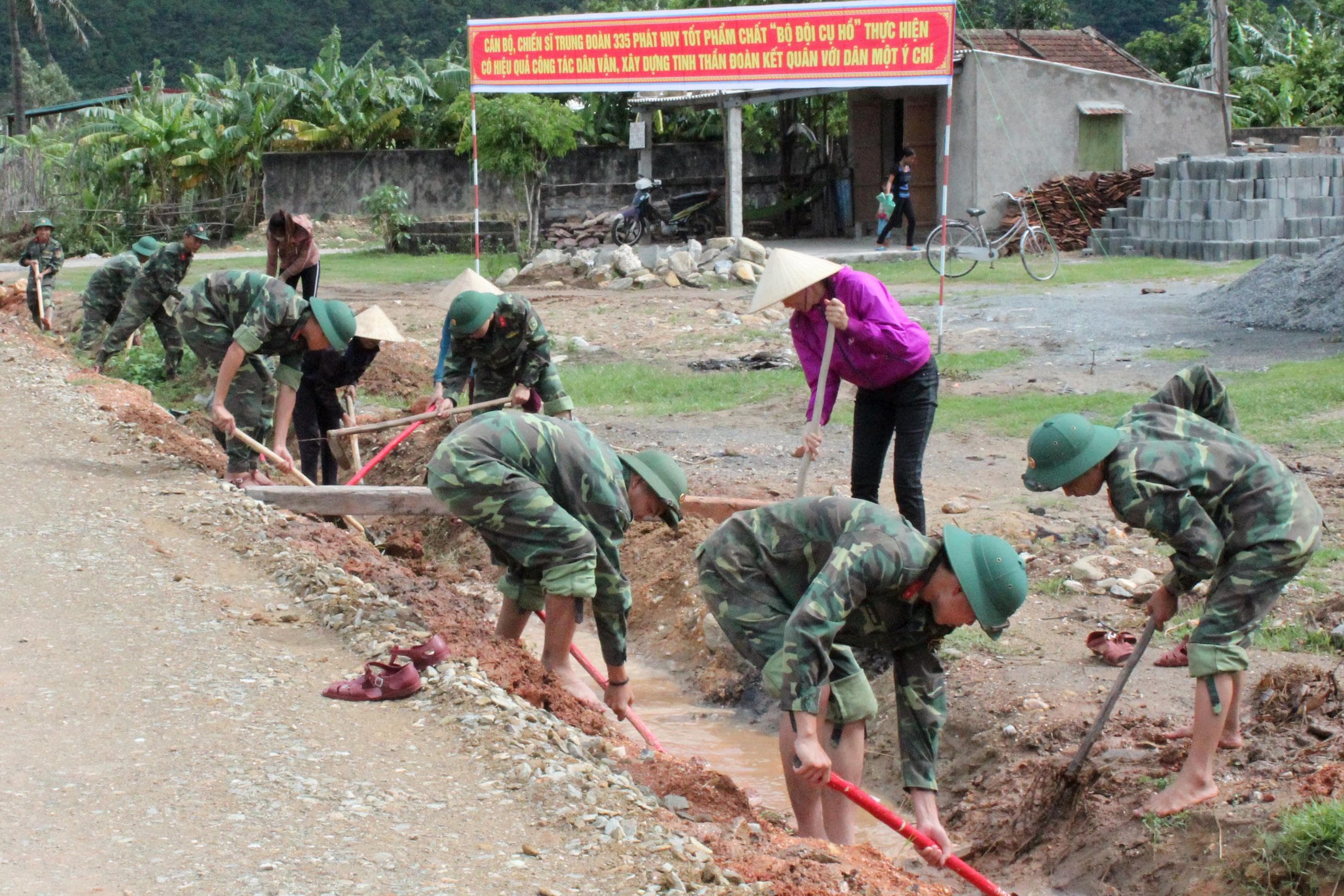 Các anh về làng xóm đổi thay