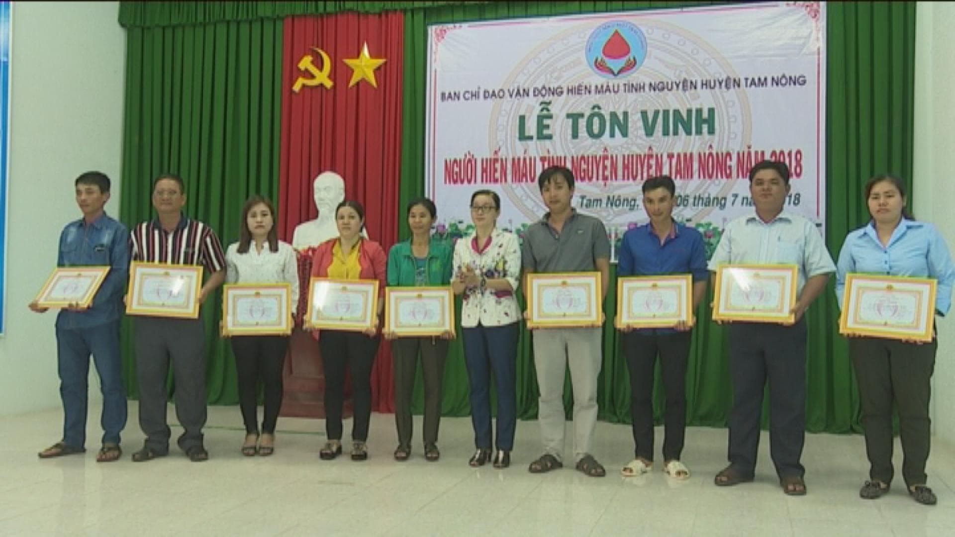 Cả nhà cùng tham gia hiến máu