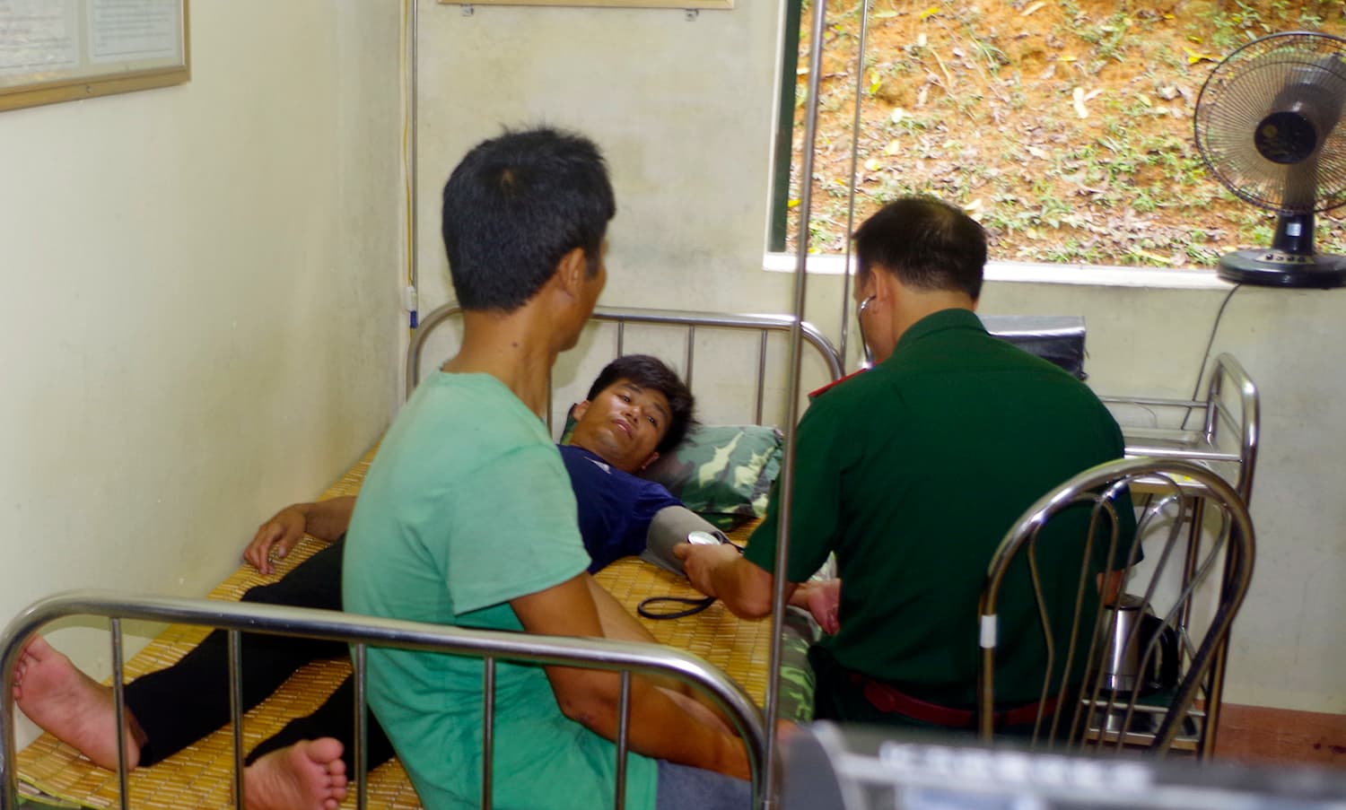 Đồn Biên phòng Quan Lạn cứu 3 ngư dân gặp nạn trên biển