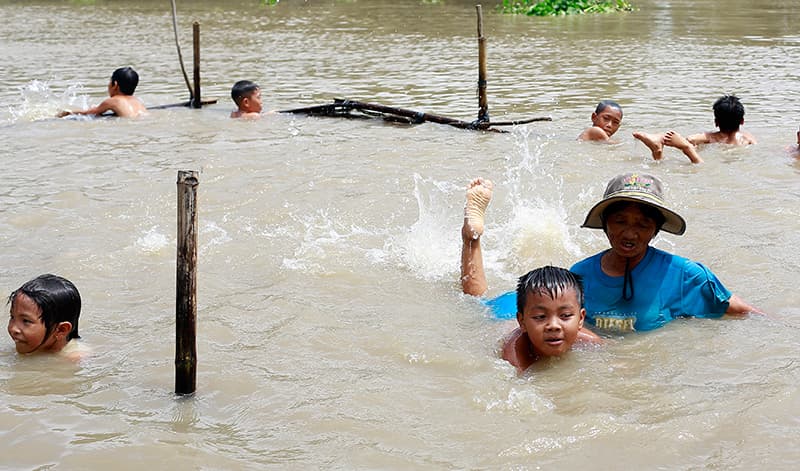 Người phụ nữ gần 20 năm dạy bơi miễn phí cho trẻ em vùng sông nước