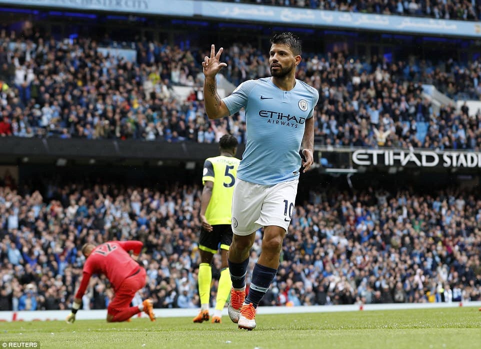 Ghi 6 bàn vào lưới Huddersfield, Man City tạm chiếm ngôi đầu