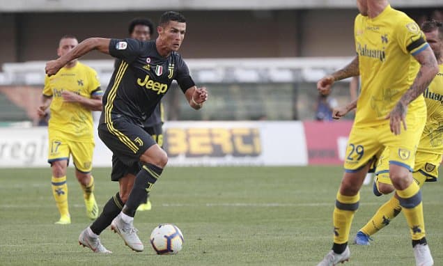 Juventus thắng kịch tính trong ngày Ronaldo ra mắt