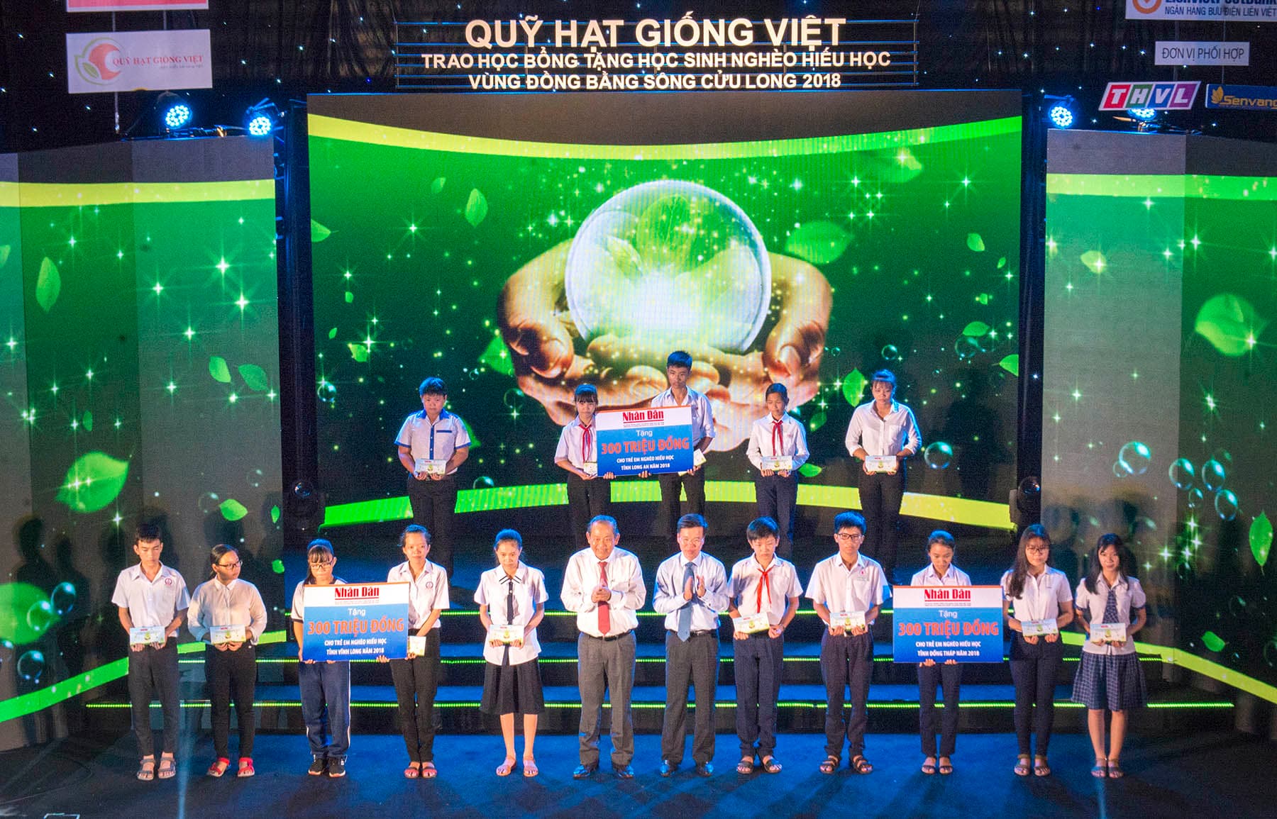 Trao 1.300 suất học bổng cho học sinh nghèo Đồng bằng sông Cửu Long