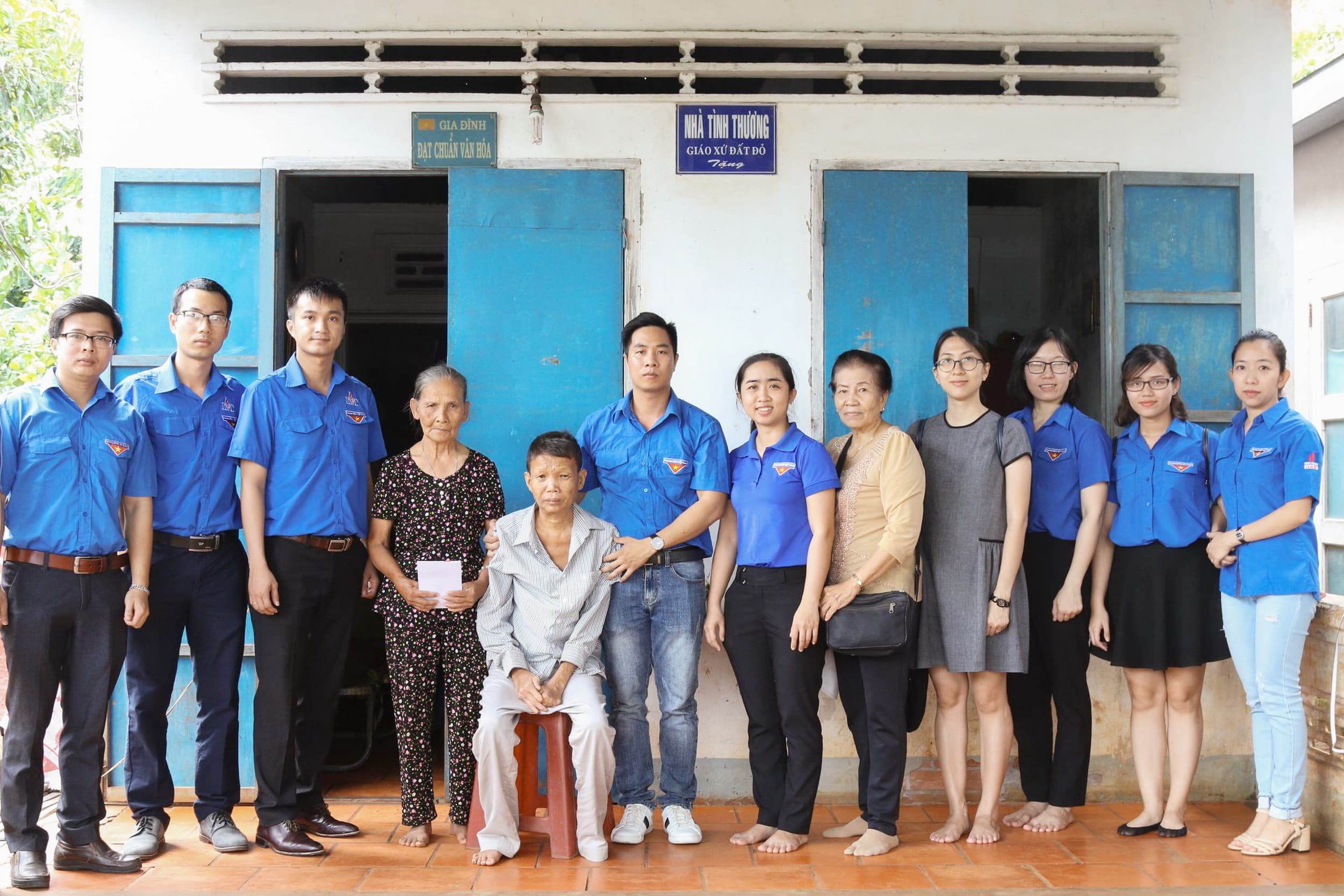 Thanh niên PV GAS cụm BR-VT thăm tặng quà các gia đình nạn nhân dioxin