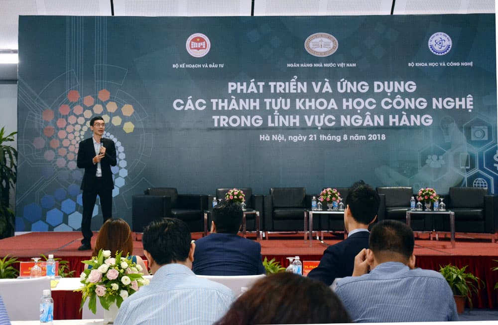“Phát triển và ứng dụng các thành tựu khoa học công nghệ trong lĩnh vực ngân hàng”