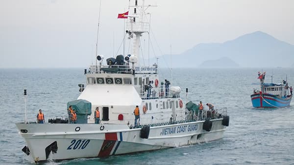 Cứu 10 thuyền viên trên biển
