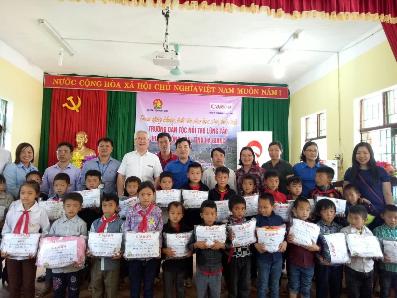 Hơn 6.000 bộ dụng cụ ăn bán trú tặng trẻ em có hoàn cảnh khó khăn