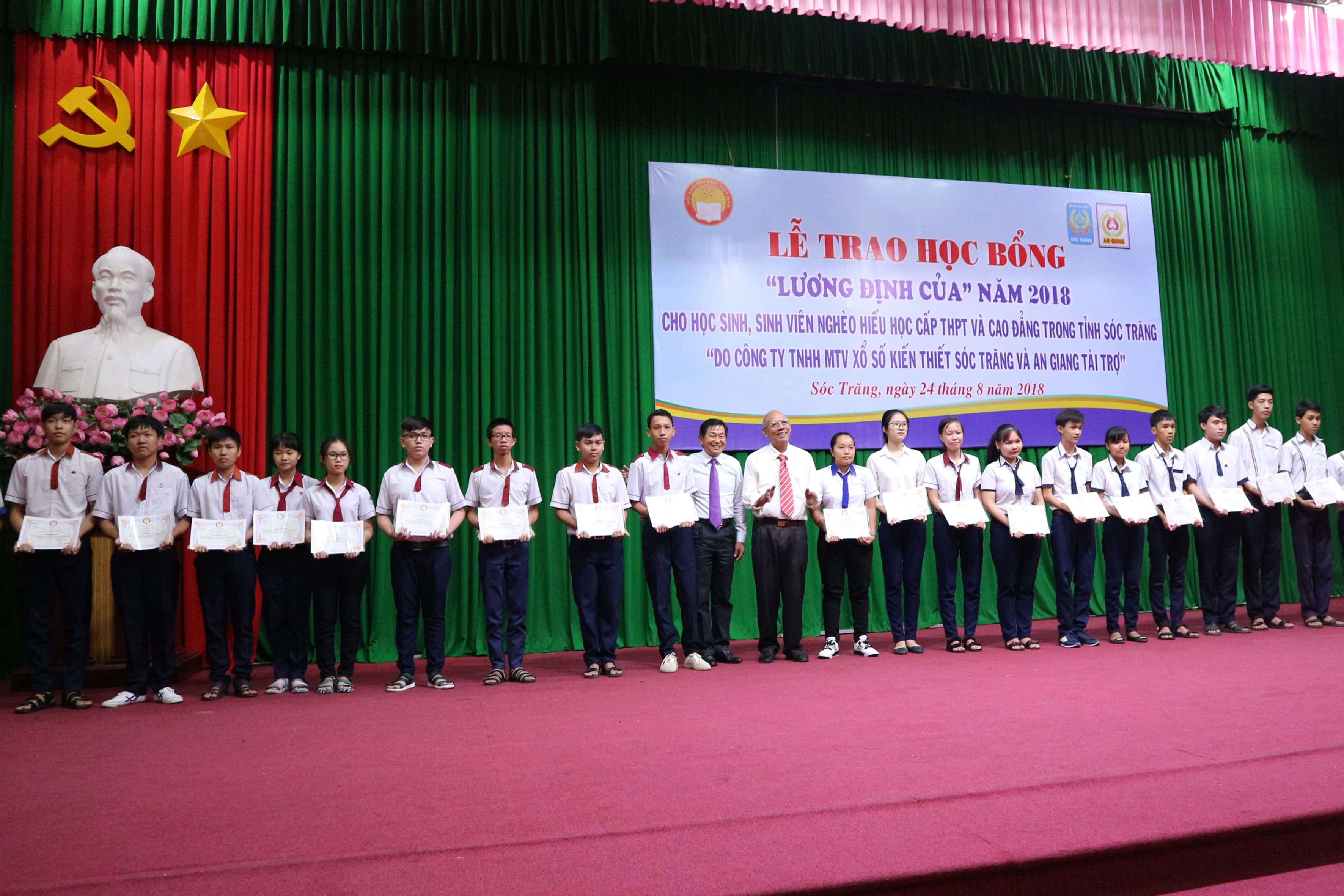 Sóc Trăng trao học bổng cho 425 học sinh, sinh viên nghèo hiếu học