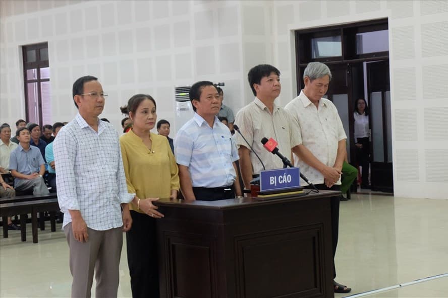 Xét xử sơ thẩm vụ án buôn lậu gỗ trắc sau 3 lần trả hồ sơ điều tra bổ sung