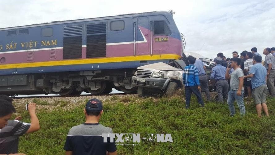 Nghệ An: Va chạm giữa tàu hỏa và ô tô khiến 4 người thương vong