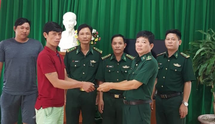 Thiếu tá Cao Hoài Nam trả lại 20 triệu đồng cho người bị rơi