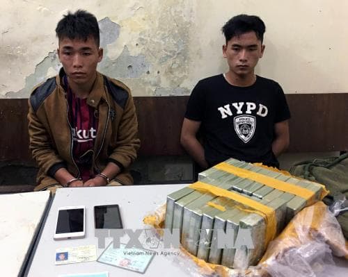 Bắt quả tang hai đối tượng vận chuyển trái phép 18 bánh heroin
