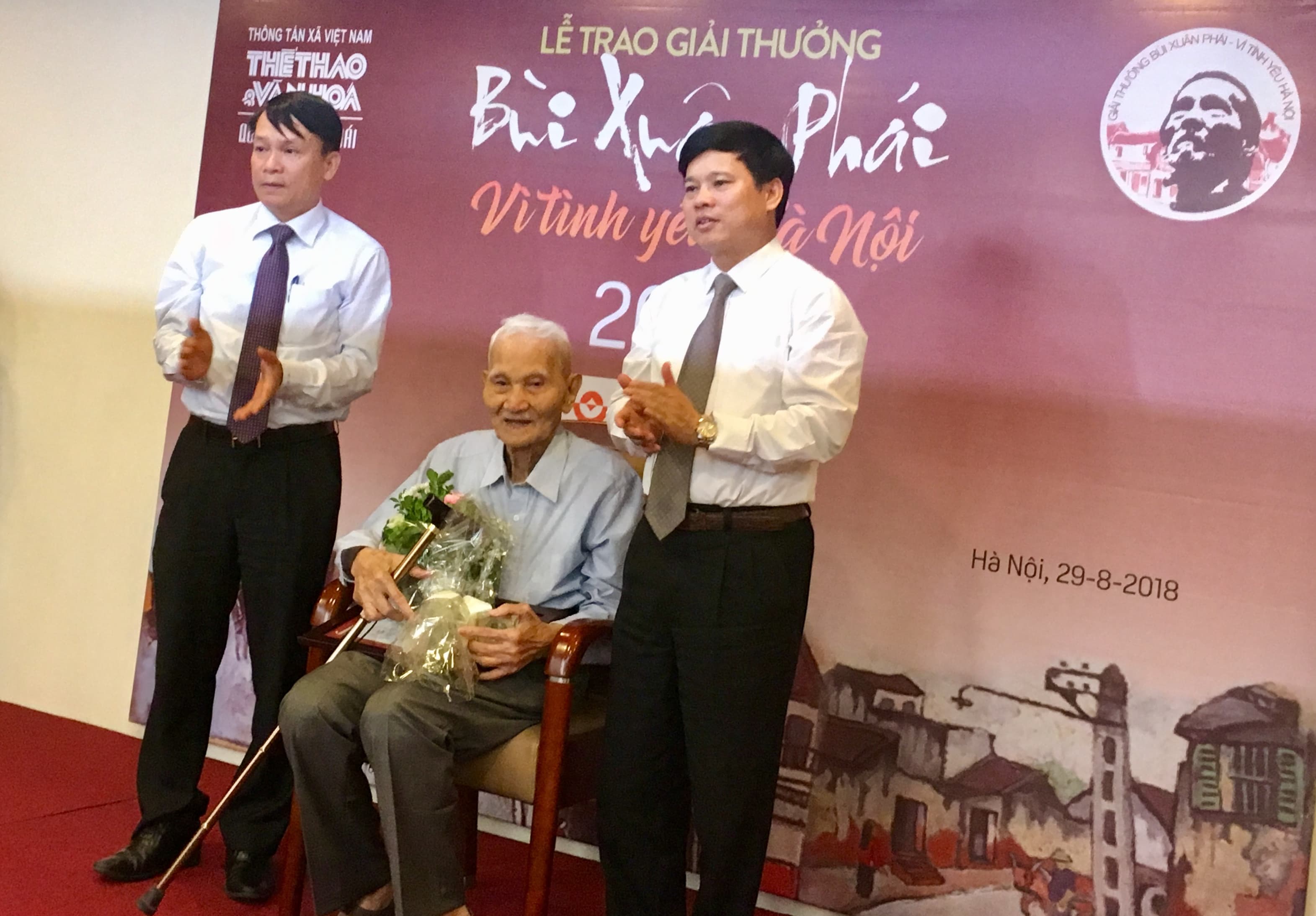 Trao Giải thưởng Vì tình yêu Hà Nội cho nhà nghiên cứu Nguyễn Bá Đạm