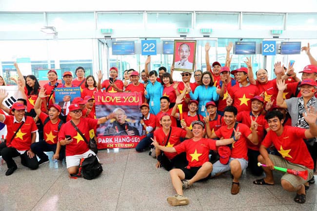 Tổ tiếp viên mang sắc cờ đỏ sao vàng trên các chuyến bay đặc biệt