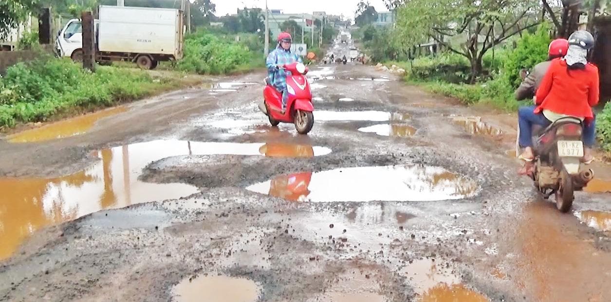 Đoạn đường nguy hiểm vì xuống cấp nghiêm trọng