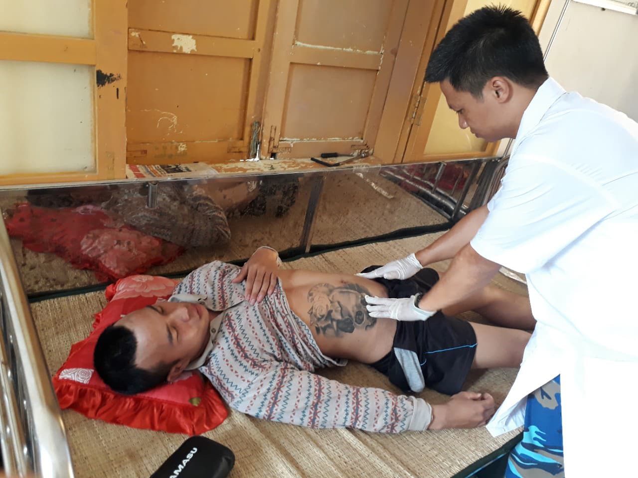 Bệnh xá đảo Sinh Tồn Đông cấp cứu kịp thời ngư dân bị tai nạn do lặn sâu