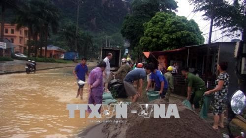 Hòa Bình: Mưa lớn sập tường bao, 3 chiến sĩ cảnh sát bảo vệ bị thương