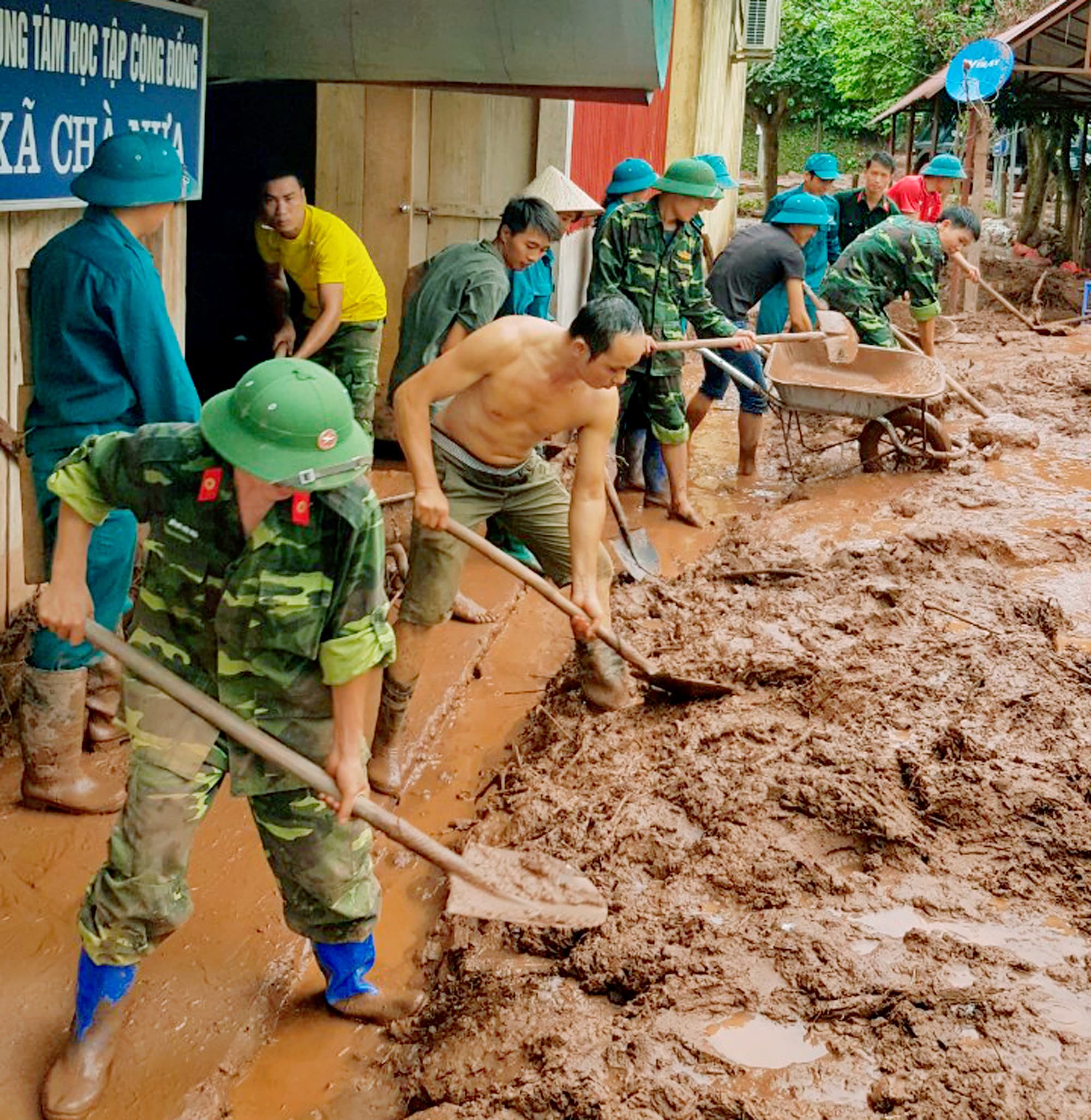Các đơn vị, địa phương tích cực giúp nhân dân khắc phục hậu quả mưa lũ