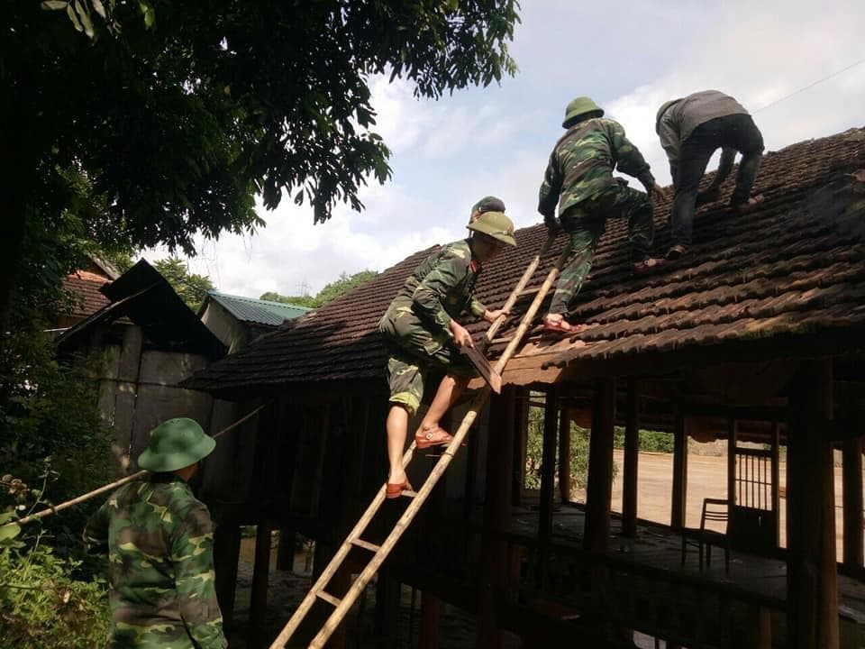 Sát cánh cùng đồng bào miền Tây Nghệ An vượt qua lũ lụt