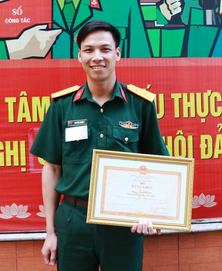 Lần đầu thi giảng dạy chính trị đã đạt giải nhất