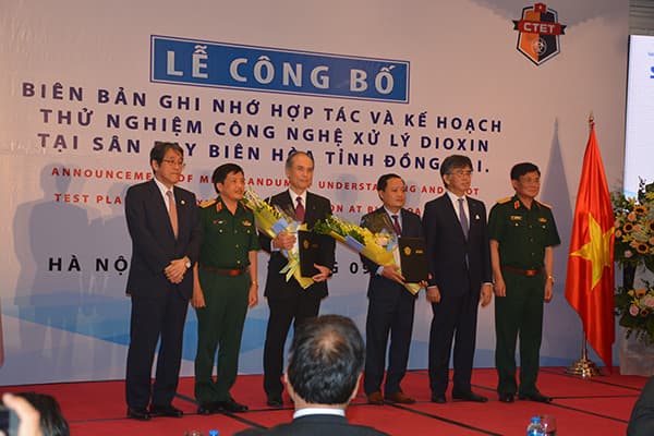 Phối hợp thử nghiệm công nghệ xử lý dioxin tại sân bay Biên Hòa